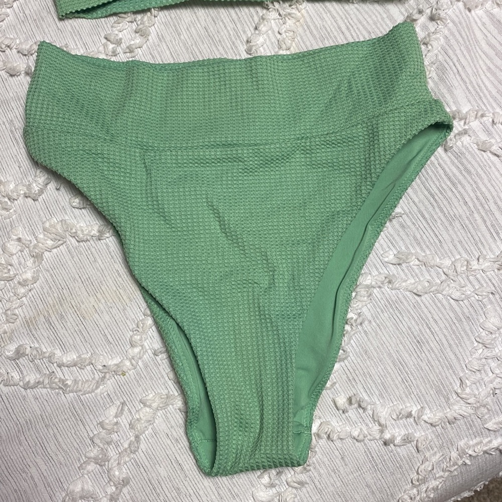 Bikini - Picture 3 of 4